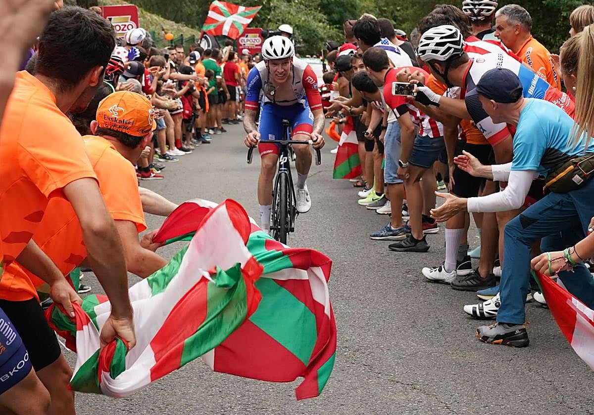Imagen del paso de La Vuelta por Bizkaia en 2022.