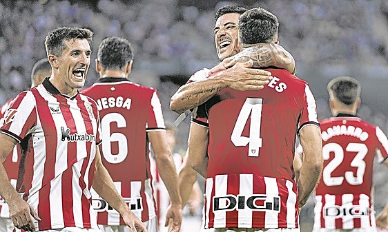 Berchiche abraza a Paredes en presencia de Vivián tras el 0-2 frente al Betis en La Cartuja