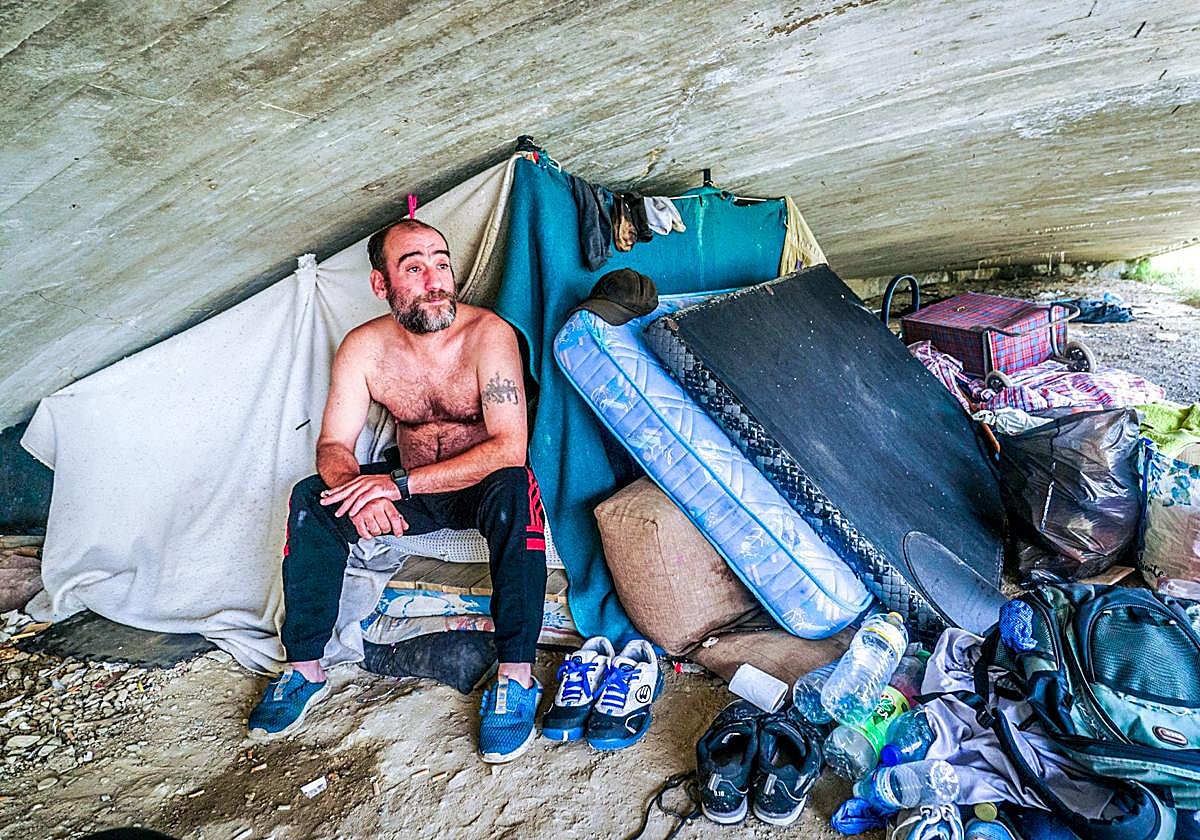 Pedro malvive bajo un puente en Vitoria desde hace «un año y cinco meses».