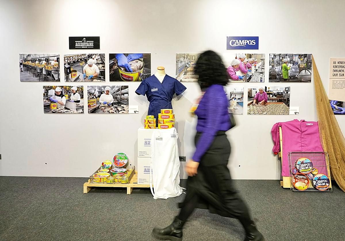 La exposición muetras objetos y fotografías del trabajo en las conserveras.