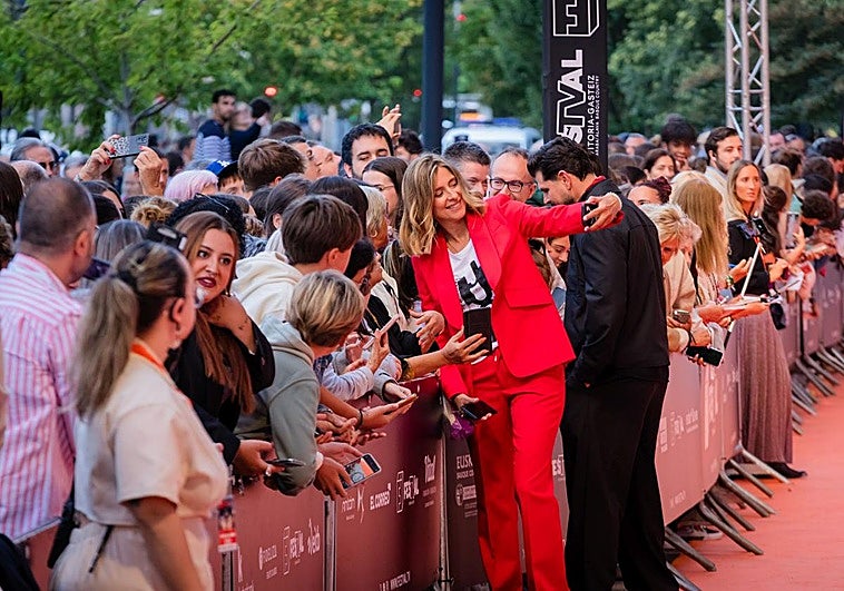 Sandra Barneda se fotografía con los fans.