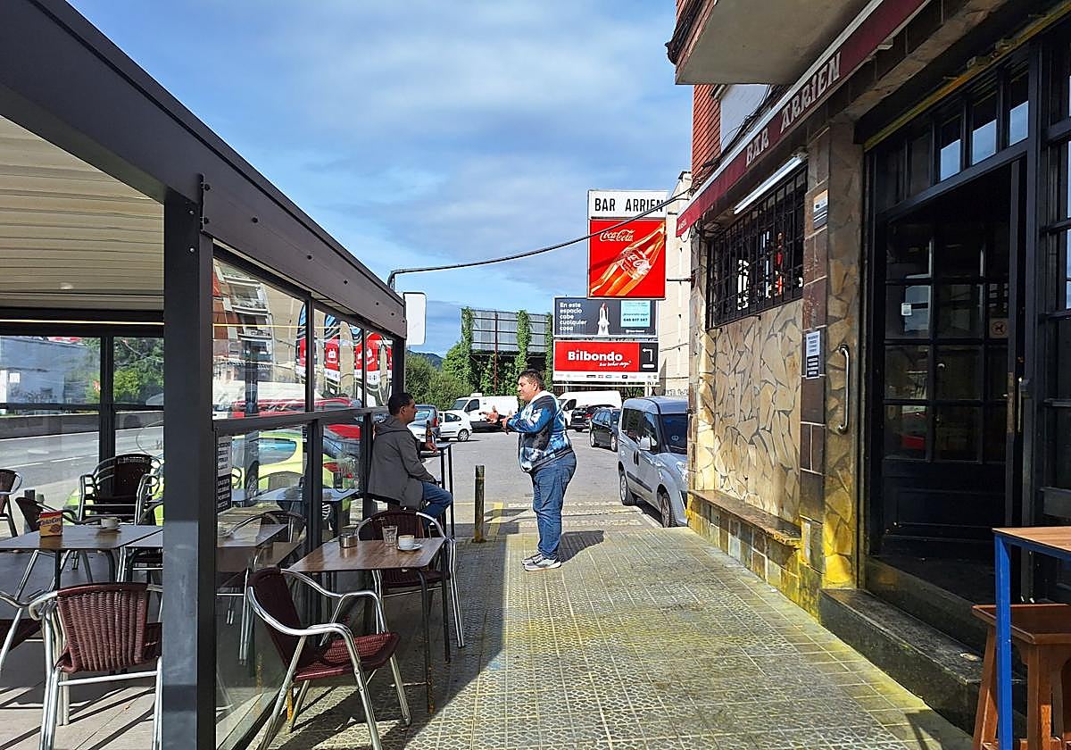 En la terraza y en la fachada del bar Arrien aún se aprecian los restos de pintura amarilla.