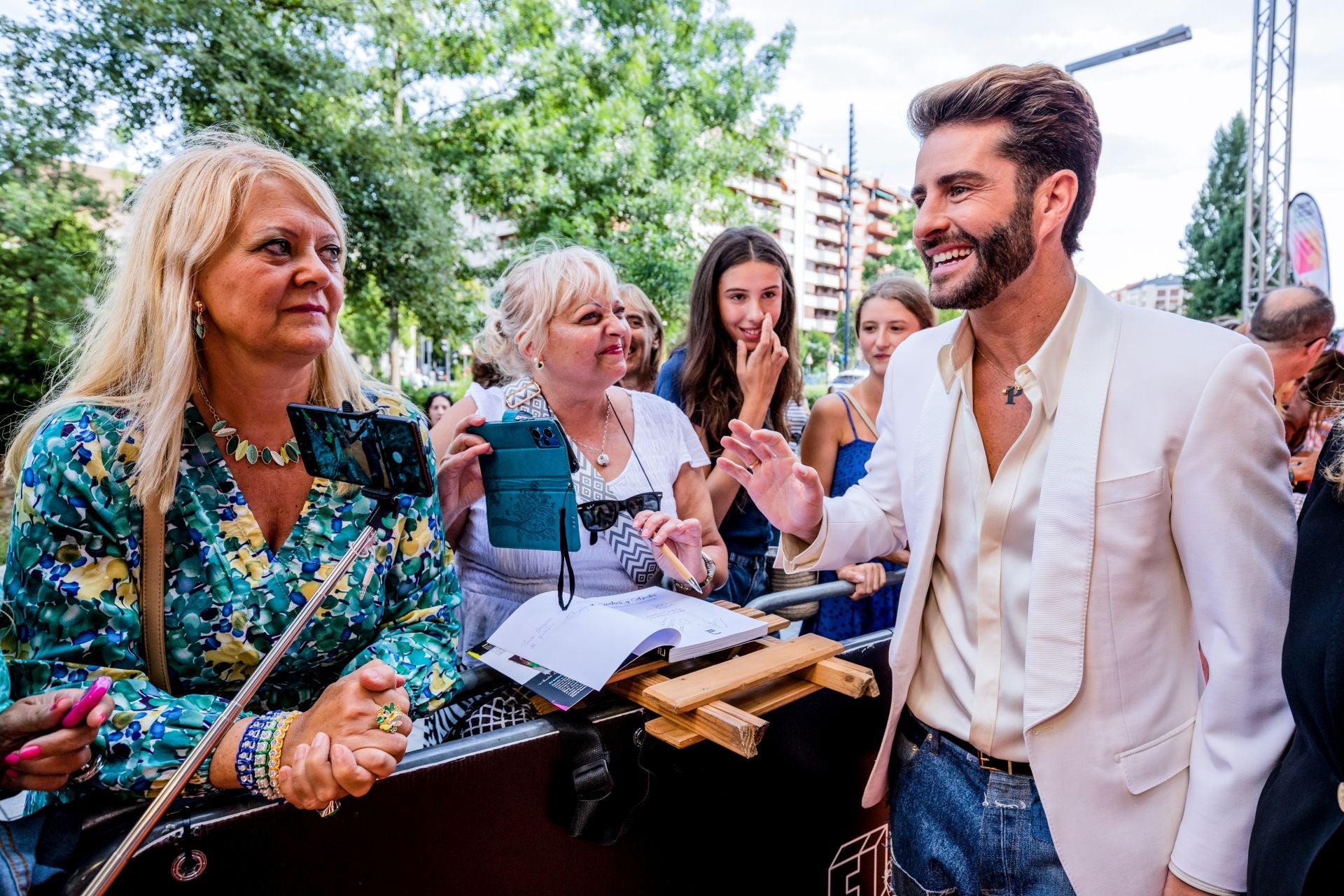 Los protagonistas de &#039;Bailando con las estrellas&#039; en la alfombra naranja