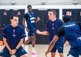 Galbiati da instrucciones a sus jugadores en el entrenamiento.