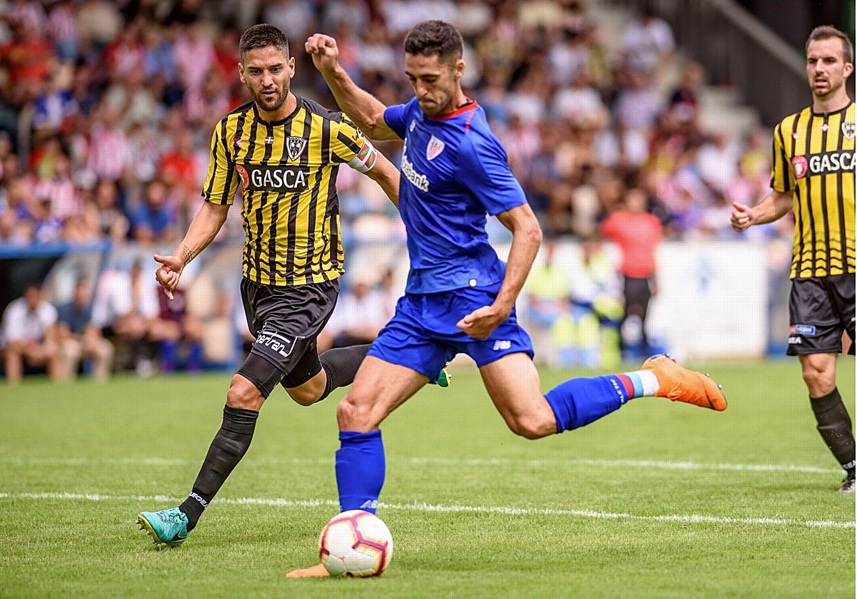 Sabin Merino con el Athletic en un amistoso en Lasesarre contra el Barakaldo.