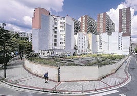 El solar que ocupaba la antigua escuela de Peritos es propiedad foral desde 2006 y lleva en desuso más de una décadas.