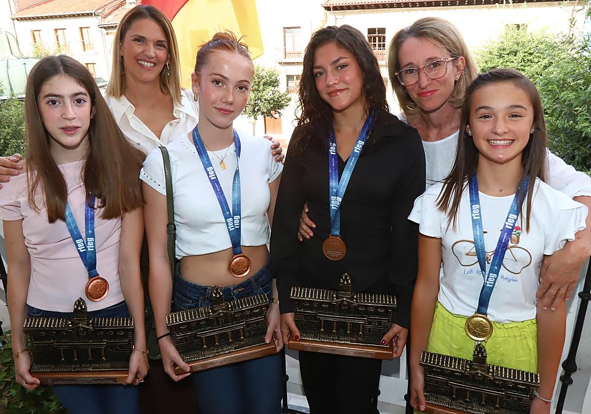 Elsa, Sara, Alejandra y Nerea con sus entrenadoras Paula y María.