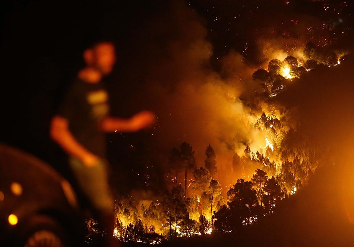 Efectivos trabajando en las labores de extinción del incendio de Quiroga (Lugo).