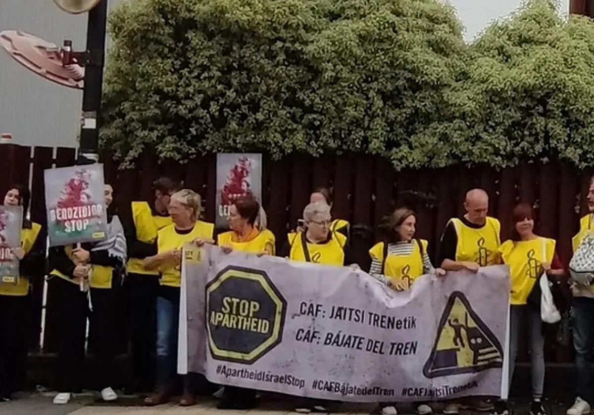 Protesta reciente de Amnistía Internacional a las puertas de CAF.
