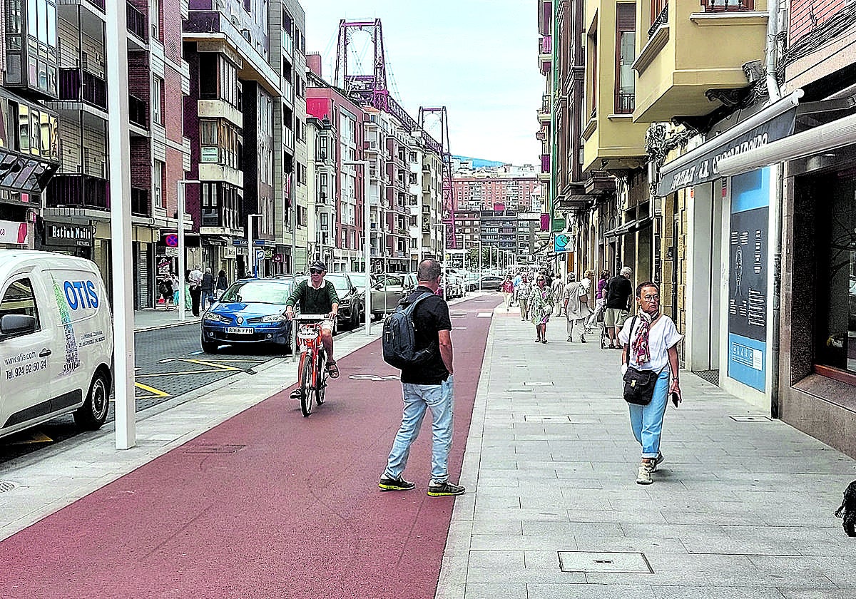 Los peatones no acostumbrados al bidegorri son sorprendidos por las bicicletas en el centro de Las Arenas.