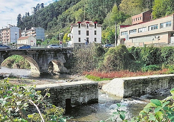 Imagen del puente sobre el que se actuará, y de la presa en primer término.