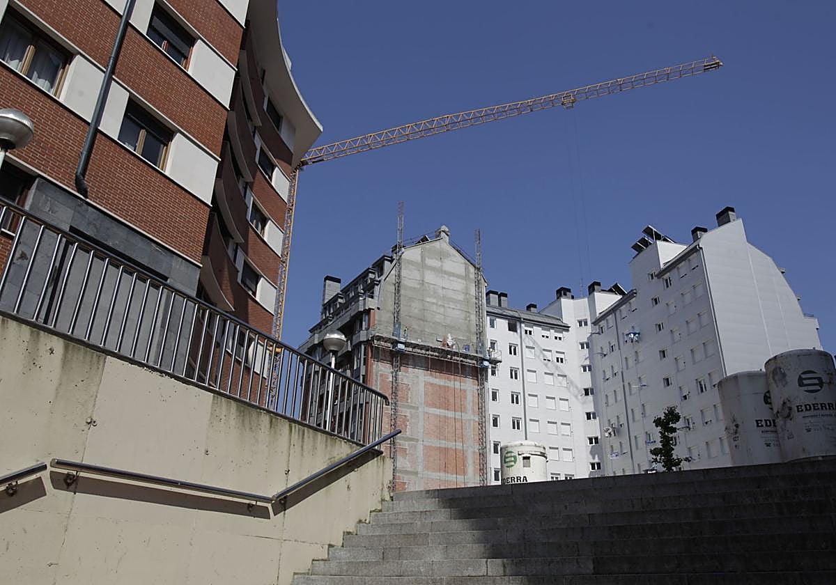 Fotografía de archivo de un solar en construcción junto a unas viviendas de VPO en Miribilla, Bilbao.