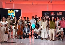 Algunos de los protagonistas del festival, acompañados por la diputada de Euskera, Cultura y Deporte, Leixuri Arrizabalaga, y la coordinadora, Marta Urcelay.