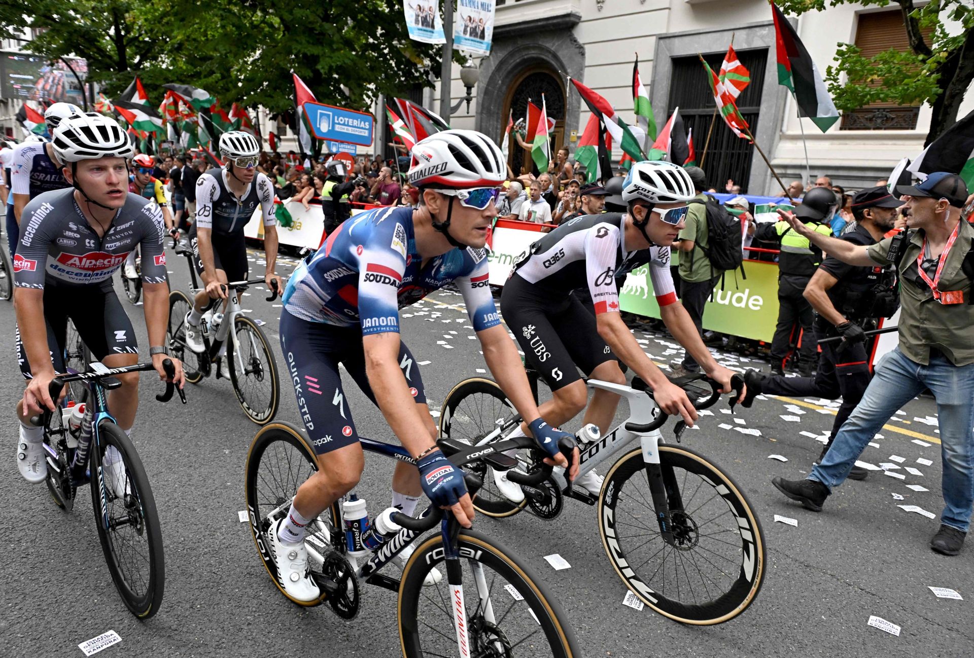 Incidentes en la meta de La Vuelta en Bilbao