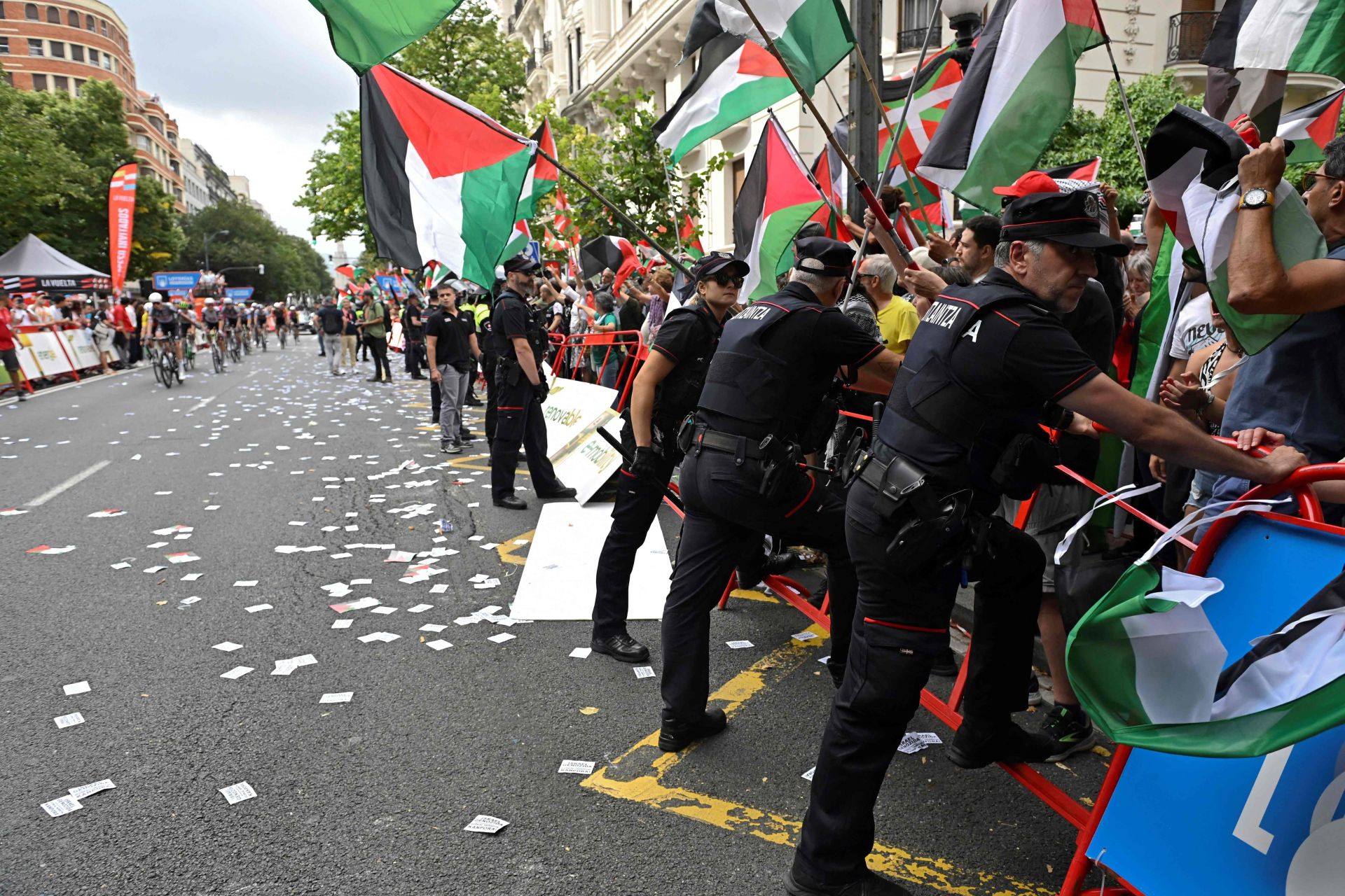 Incidentes en la meta de La Vuelta en Bilbao