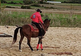 El evento está organizado por Zaldiwest, un grupo de aficionados locales a la equitación y a la doma de estilo western.