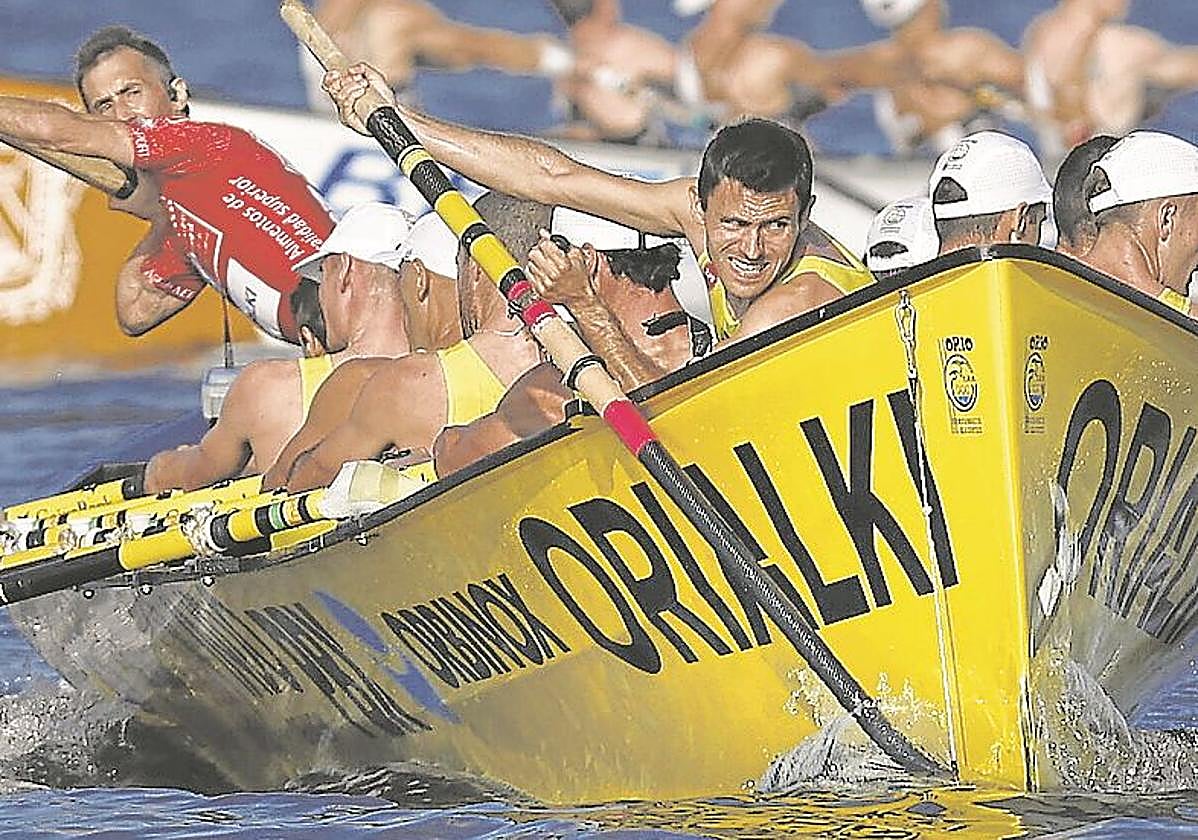 Orio realiza una ciaboga en una regata liguera este verano.