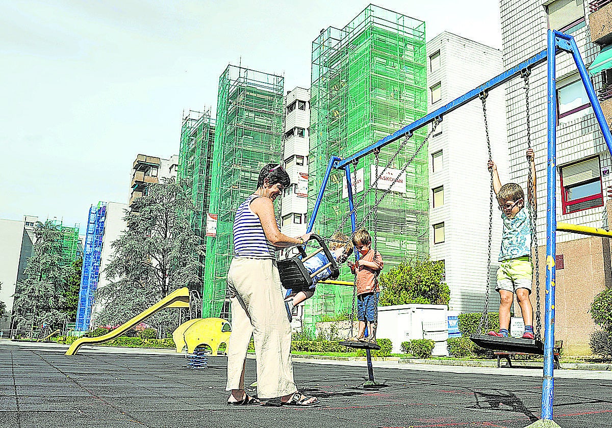 Verónica Cortázar, junto a sus hijos, en la urbanización afectada por legionella en Getxo.