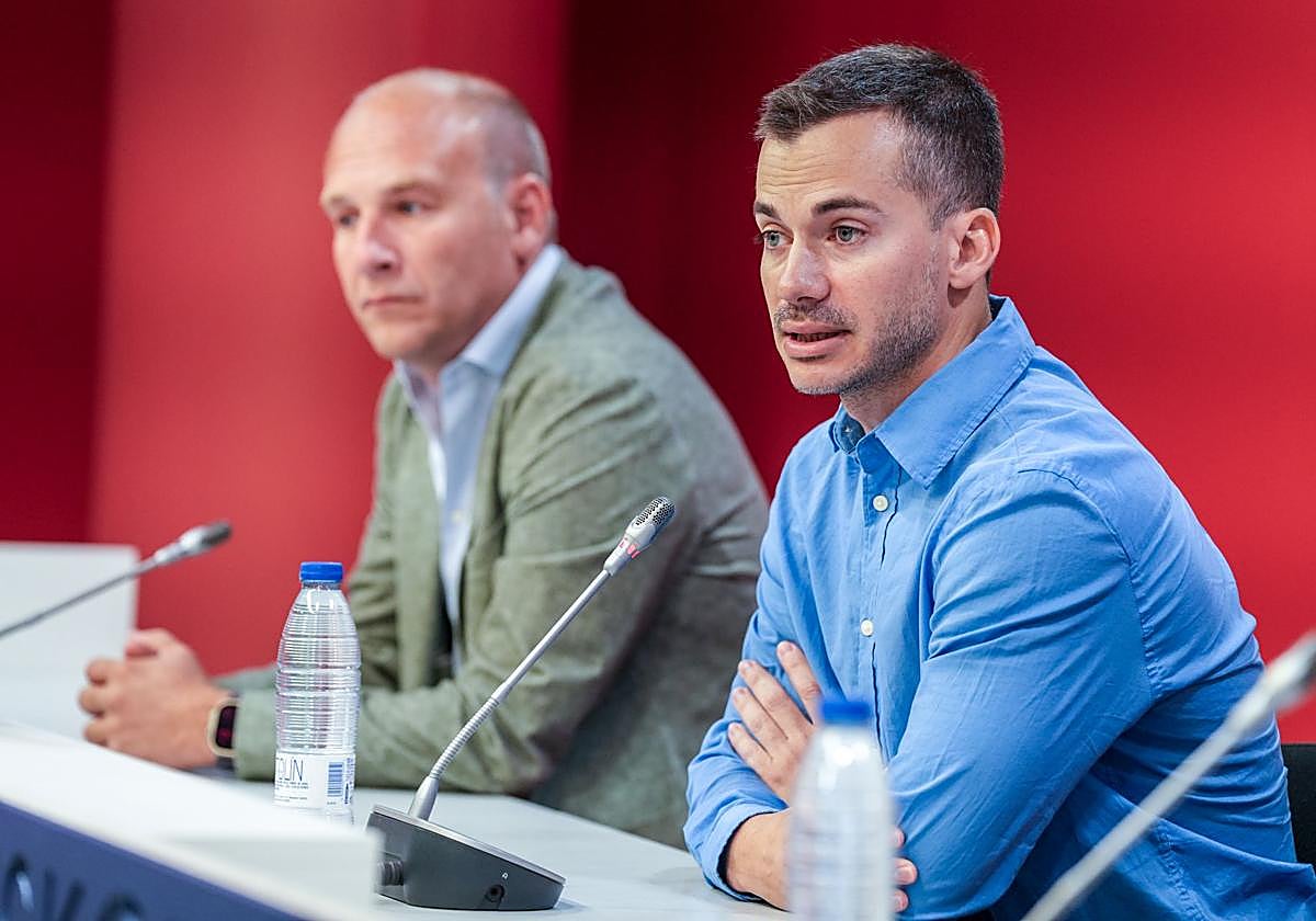 Xevi Pujol, a la derecha, junto a Félix Fernández durante su presentación como secretario técnico azulgrana.