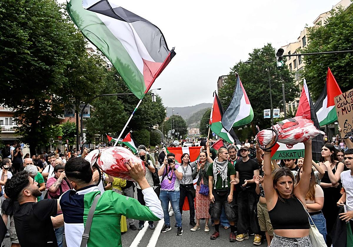 Así se han vivido las protestas contra Israel que han empañado el paso de La Vuelta por Bilbao
