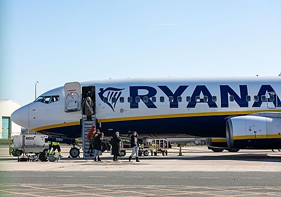 Pasajeros de Ryanair, durante un aterrizaje en Foronda.
