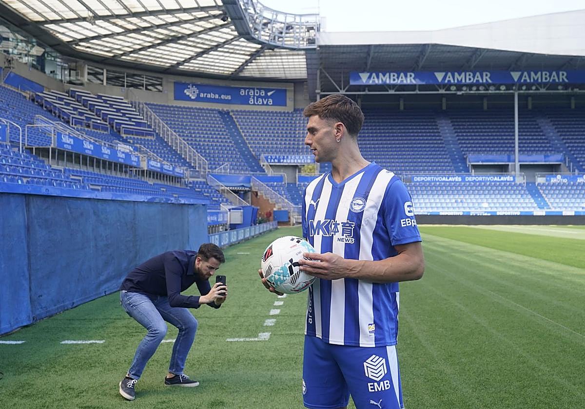 Lucas Boyé, durante su presentación en Mendizorroza.