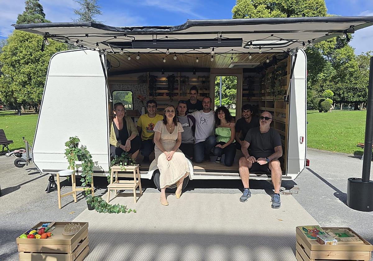 La concejala de Euskera junto a responsables de Hala Dzipo y quienes han participado en la creación de la caravana.