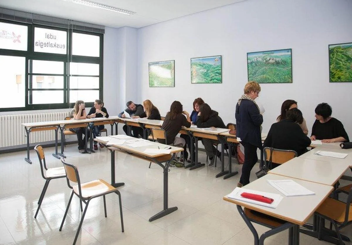 Estudiantes reciben clase en un euskaltegi.