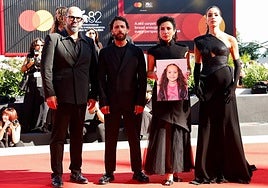 El equipo del filme con una fotografía de la pequeña Hind Rajab en Venecia