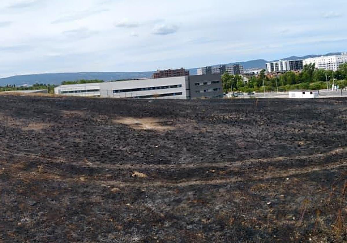Imagen principal - Los bomberos sofocan un fuego que ha quemado un solar en Zabalgana
