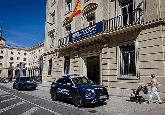 Acceso a las oficinas del DNI por la calle Olaguíbel.