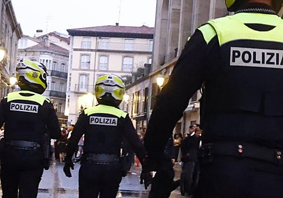 Dos detenidos en Vitoria por atentar contra agentes de la Policía Local
