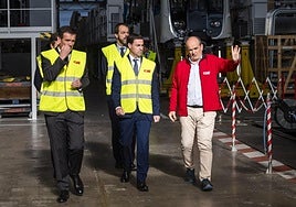 El lehendakari Pradales en una visita a las instalaciones de CAF en Beasain el pasado mes de abril.