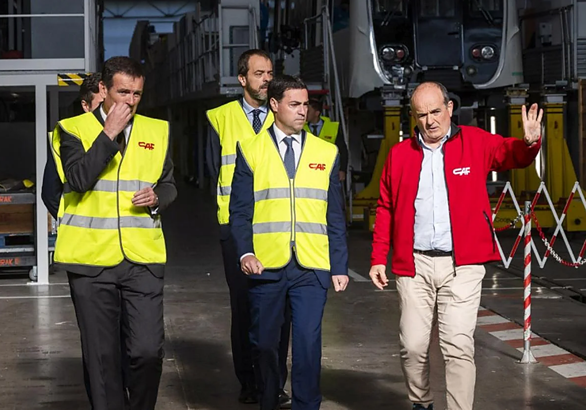 El lehendakari Pradales en una visita a las instalaciones de CAF en Beasain el pasado mes de abril.