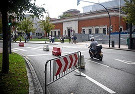 Primeras restricciones en un carril de la plaza Euskadi, ayer por la mañana, para efectuar catas.