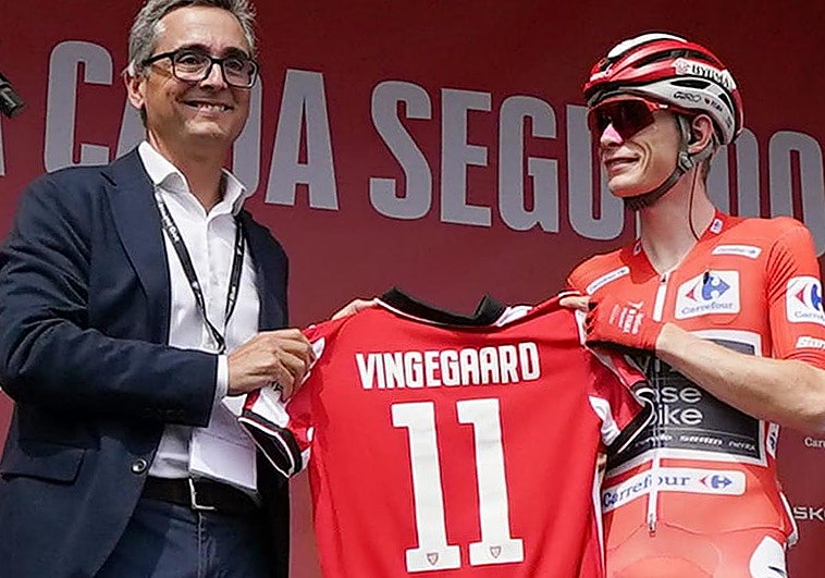 El Athletic viste de rojiblanco a Vingegaard: «¡Jonas ya es un athleticzale más!»