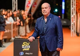 Resines, en la alfombra naranja.