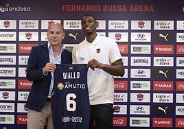 Hamidou Diallo, junto a Félix Fernández durante su presentación como jugador del Baskonia.