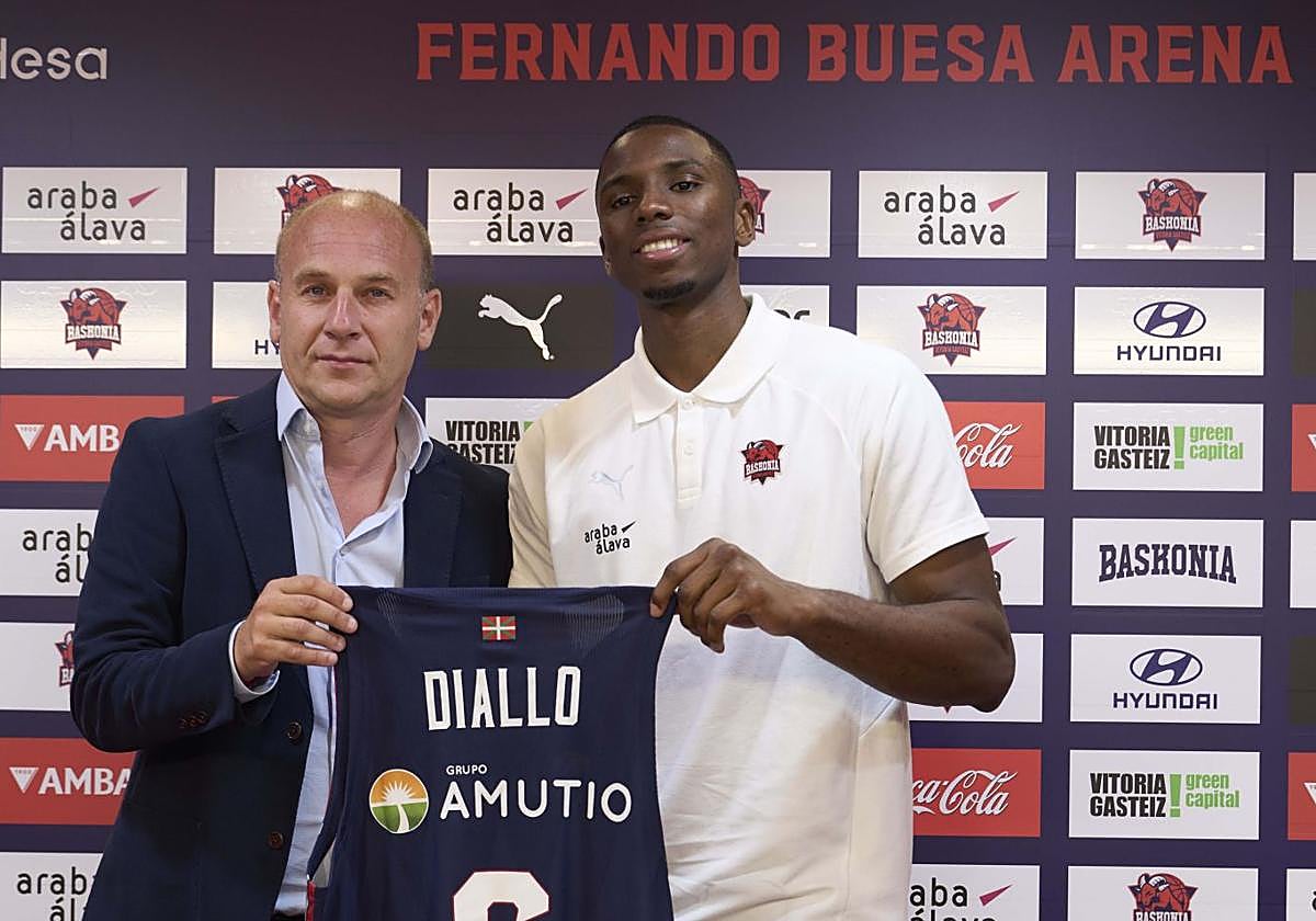 Hamidou Diallo, junto a Félix Fernández durante su presentación como jugador del Baskonia.