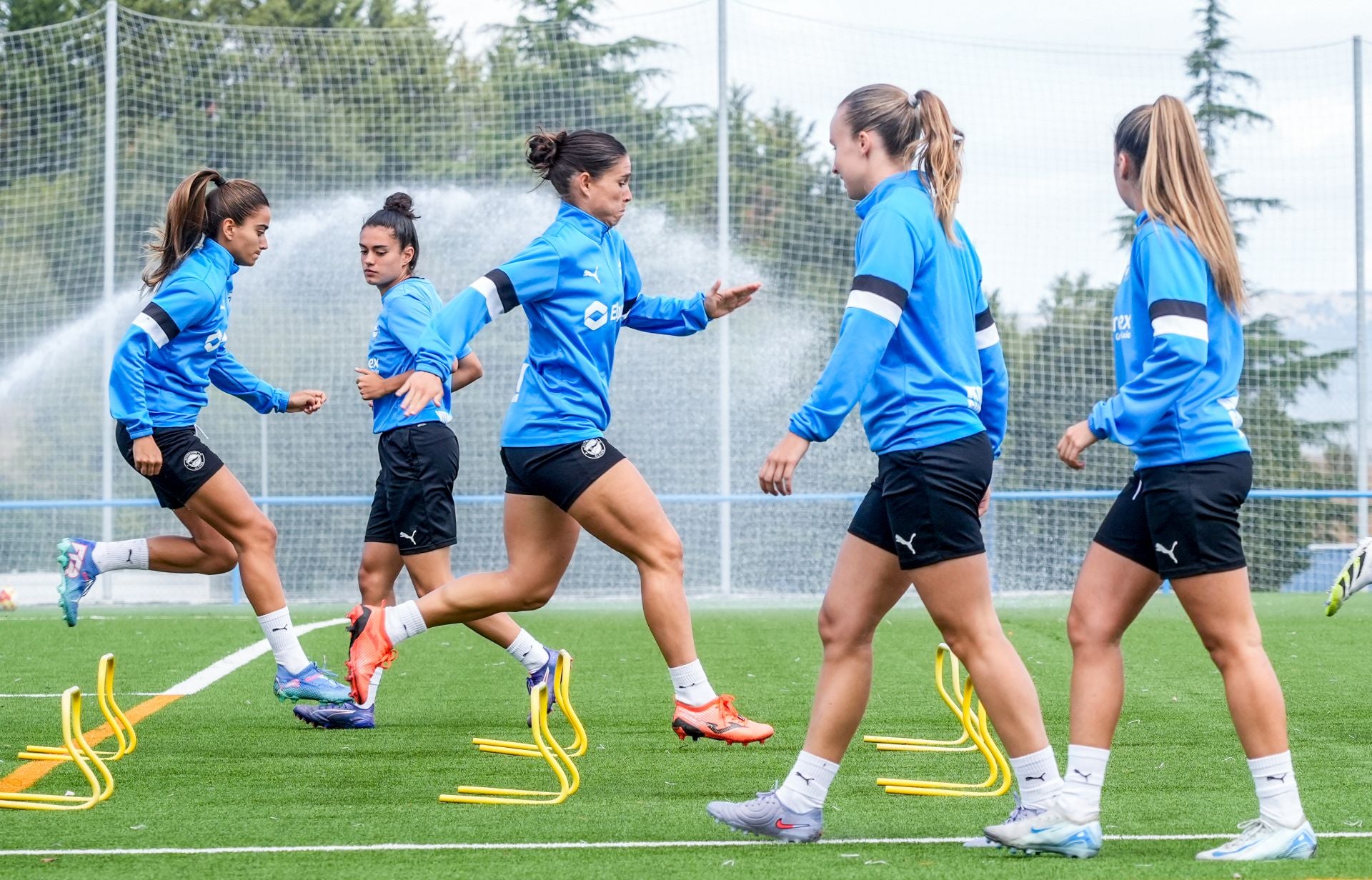 Itziar Gastearena, en el centro de la imagen, se ejercita junto a sus compañeras ayer en Ibaia.