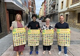 La concejala de Bienestar Social, Edurne Maguregi; El propietario de la charcutería Iglú, Lorenzo Santiago; La presidenta de la asociación de comerciantes AME, Maria Jesús Medela y el alcalde Mikel Urrutia.