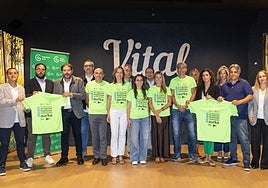 Foto de familia de organizadores y patrocinadores de la Marcha Contra el Cáncer.