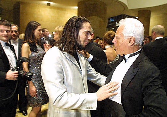 Giorgio Armani saluda a Joaquín Cortes durante la velada de marzo de 2001 en el Guggenheim.
