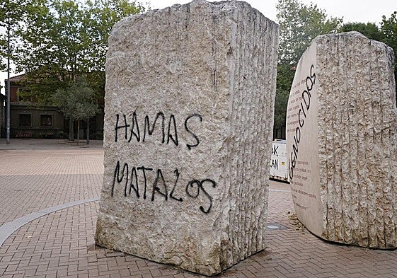 Una de las pintadas que han aparecido sobre el monumento instalado en el parque de Judimendi.