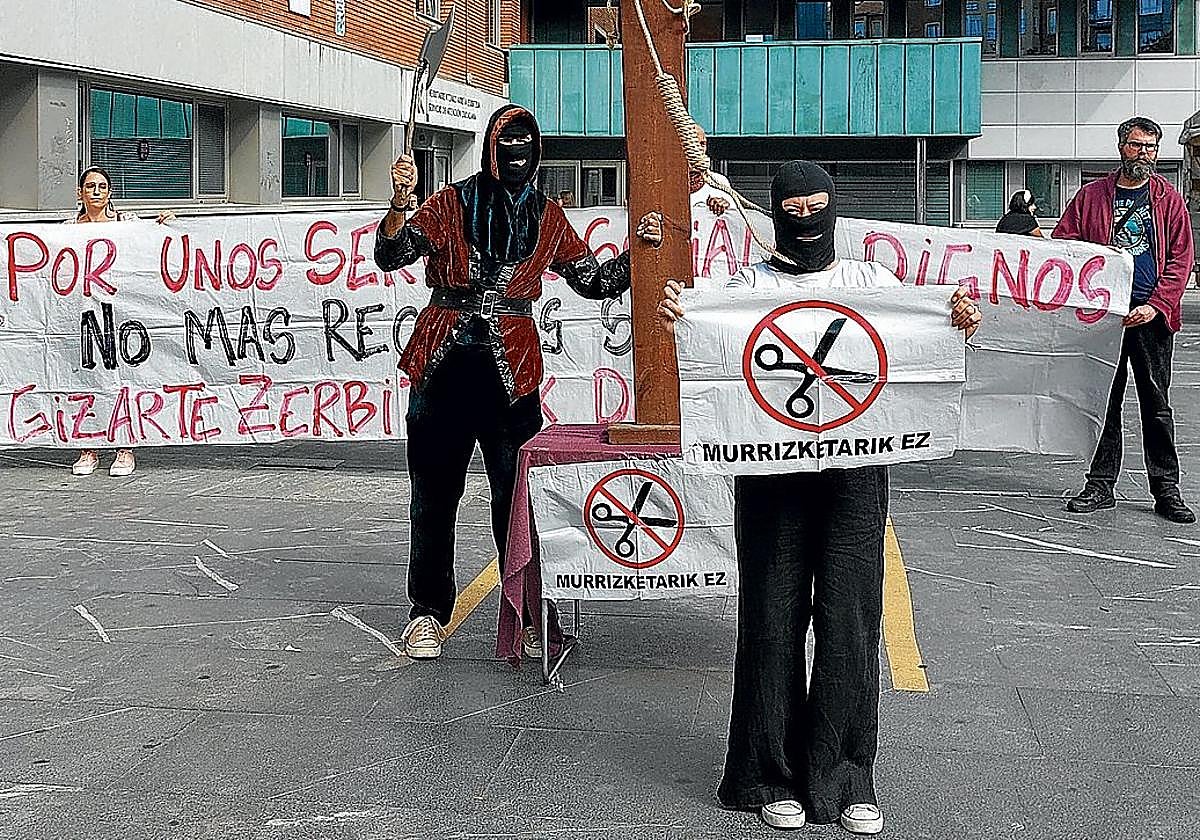 Imagen de la protesta de este jueves para pedir la mejora de la gestión y tramitación de los servicios sociales.