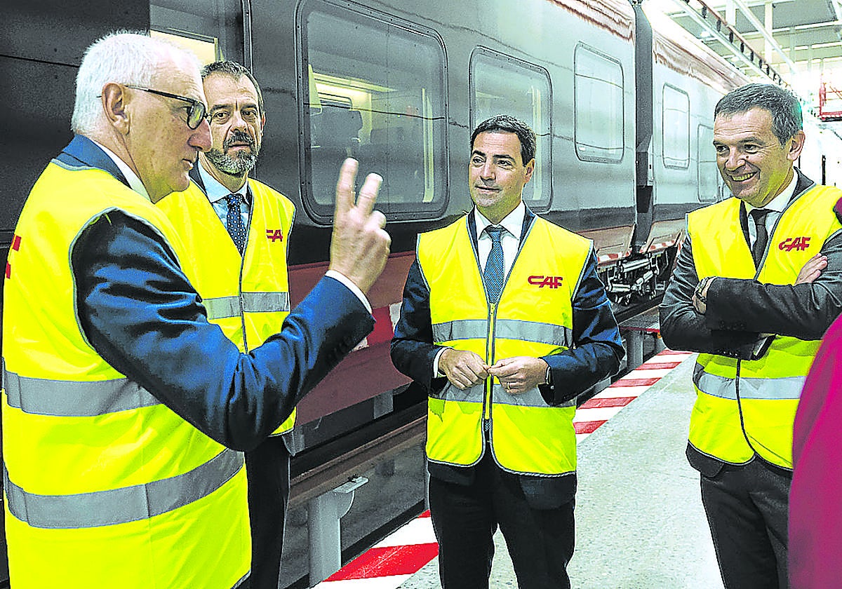 El presidente de CAF, Andrés Arizkorreta, a la izquierda, en una visita del lehendakari a la empresa.