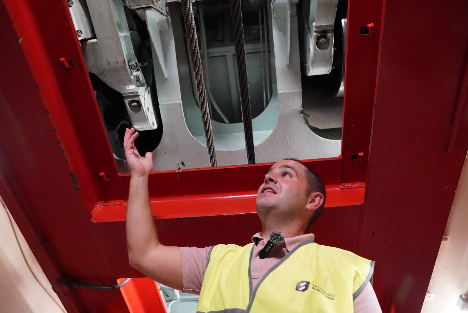 Ander López, subdirector del Funicular de Artxanda, muestra el funcionamiento del sistema de frenada de emergencia.