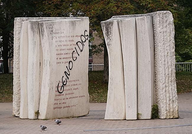 Otra de las pintadas que han aparecido sobre la obra de Yaël Artsi-Moyal.