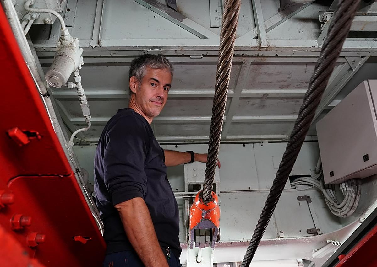 Imagen secundaria 1 - Responsables del Funicular de Artxanda explican su funcionamiento.