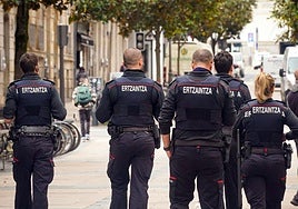Ertzainas patrullan a pie por Vitoria.